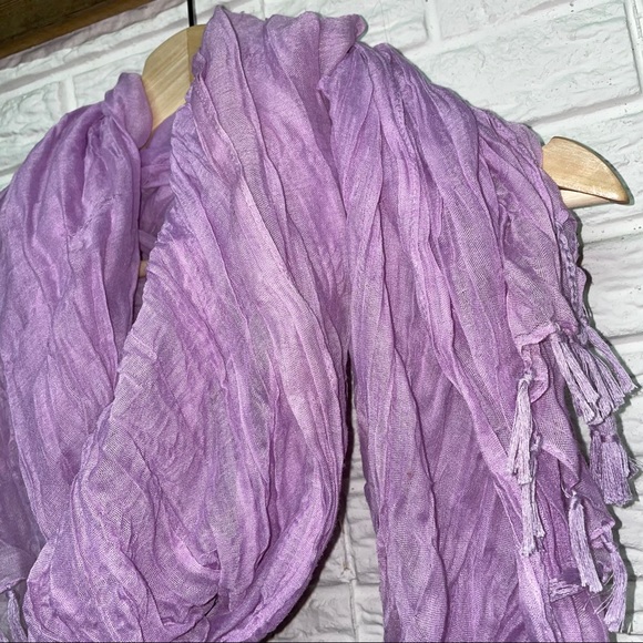 4/$24๐ฆฉ NWOT Thin Pleated Fashion Tassel Scarf - Picture 2 of 5